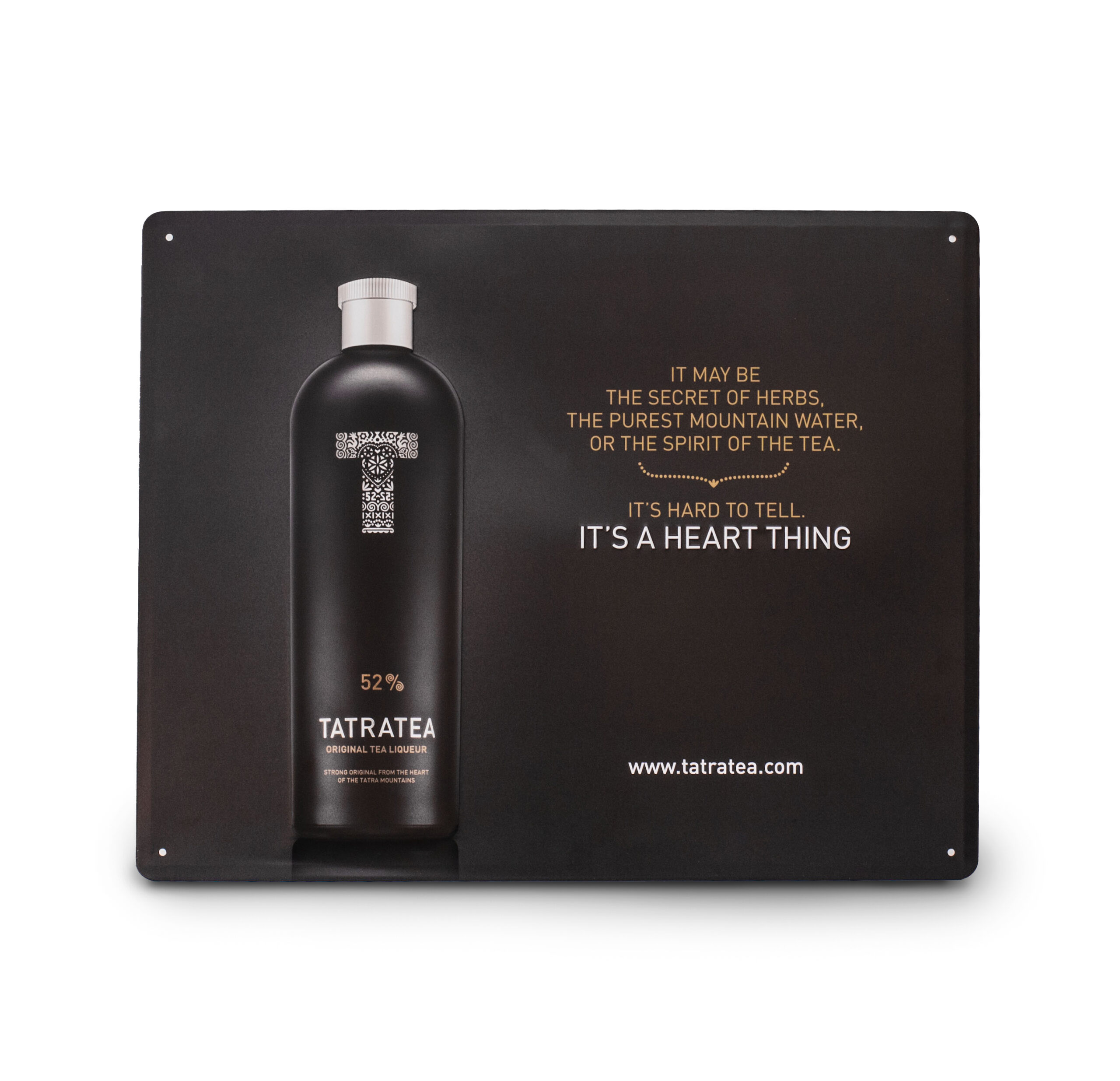 ČIERNA TABUĽA NA STENU S FĽAŠOU TATRATEA