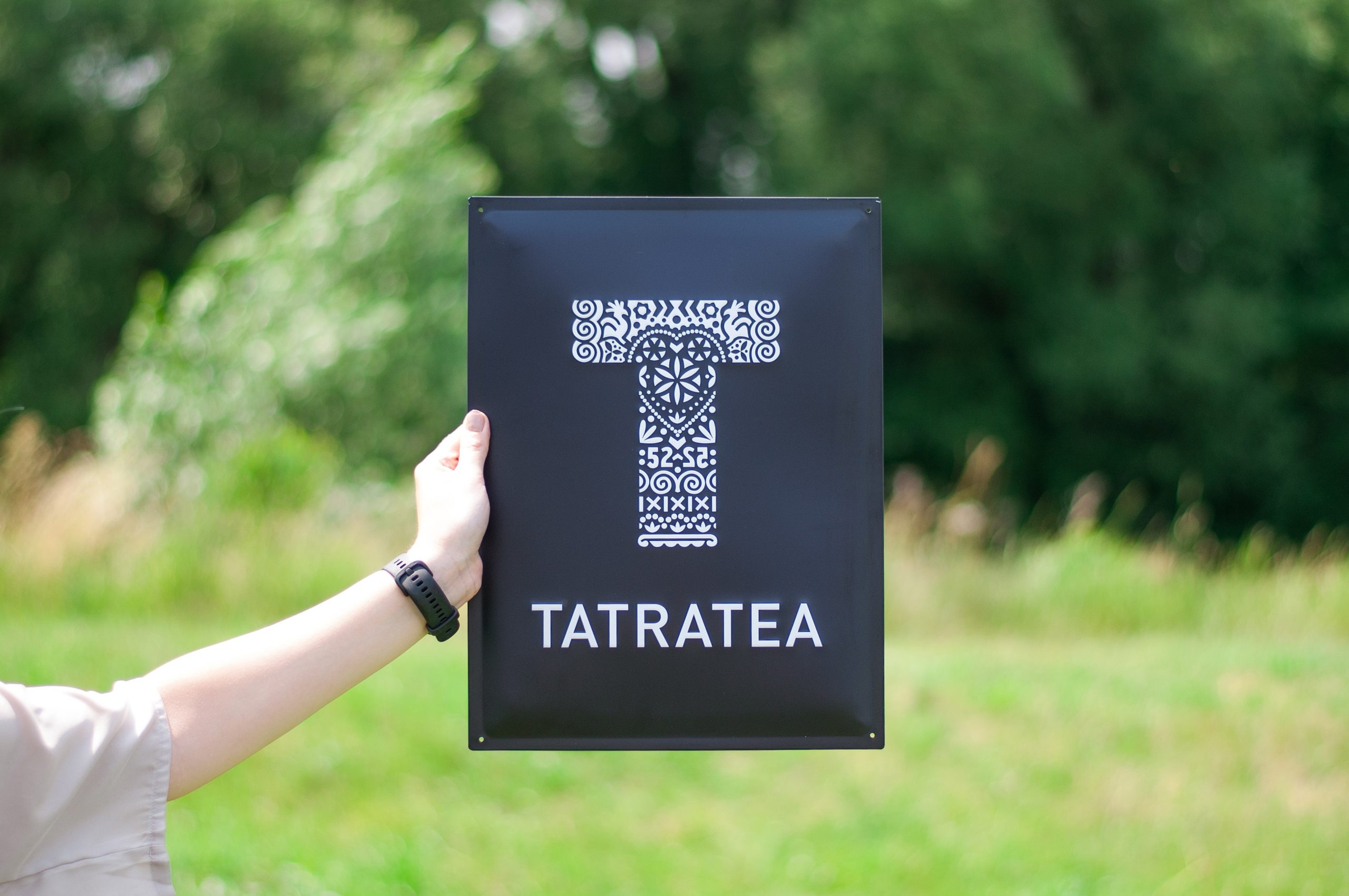 ČIERNA TABUĽA NA STENU S LOGOM TATRATEA